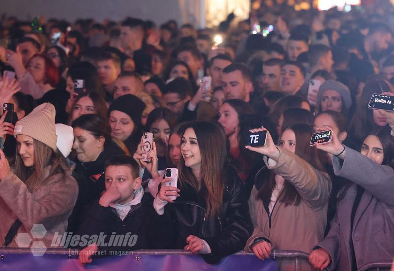 Tisuće ljudi uživalo u dočeku Nove godine u Mostaru uz veselu atmosferu i glazbu na otvorenom - FOTO/VIDEO | Doček Nove 2025. godine u Mostaru