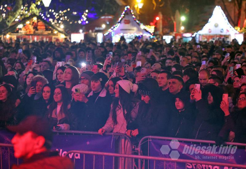 Tisuće ljudi uživalo u dočeku Nove godine u Mostaru uz veselu atmosferu i glazbu na otvorenom - FOTO/VIDEO | Doček Nove 2025. godine u Mostaru