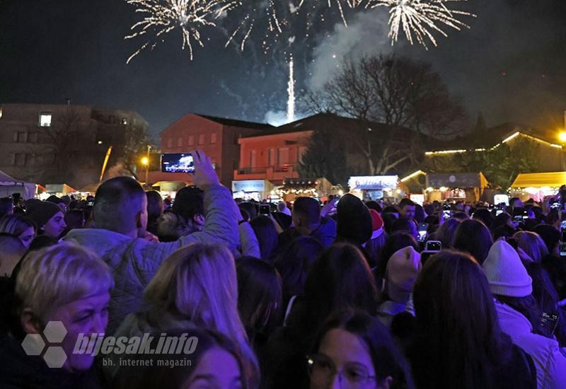 Tisuće ljudi u Mostaru dočekalo Novu godinu uz glazbu, veselu atmosferu i spektakularan vatromet - FOTO/VIDEO | Doček Nove 2025. godine u Mostaru