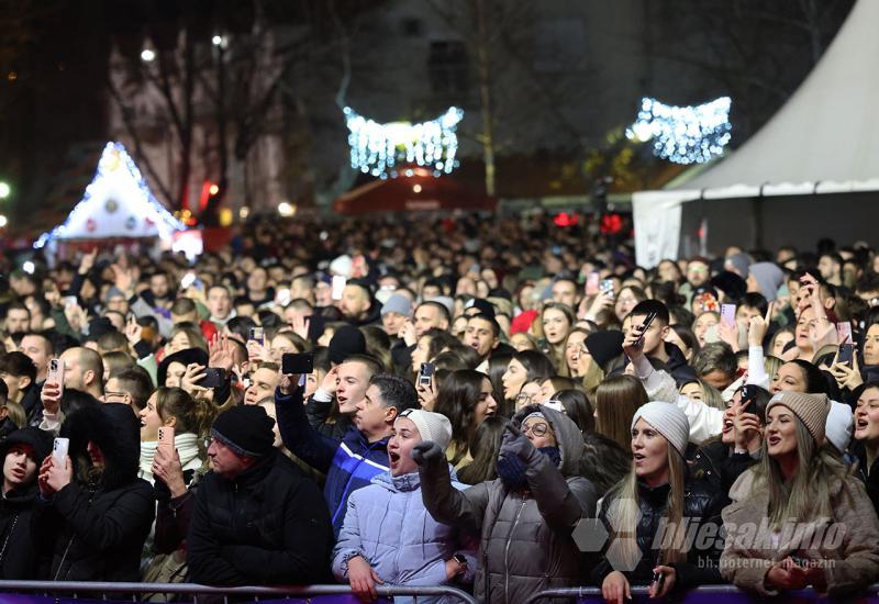 Tisuće ljudi uživalo u dočeku Nove godine u Mostaru uz veselu atmosferu i glazbu na otvorenom - FOTO/VIDEO | Doček Nove 2025. godine u Mostaru