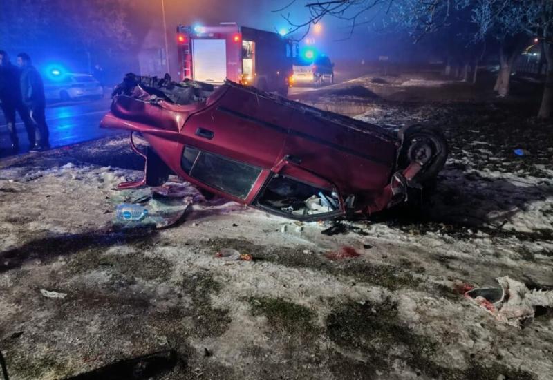 Tukli policajca i vatrogasce dok su pomagali ozlijeđenima u prometnoj nesreći