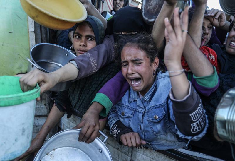 FOTO|Glad i očaj u Khan Younisu: Palestinci u redovima za obrok spasa