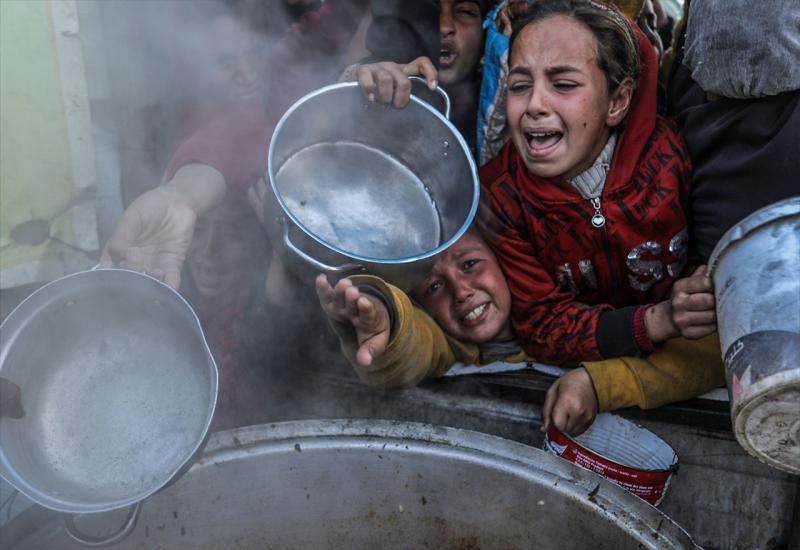 FOTO|Glad i očaj u Khan Younisu: Palestinci u redovima za obrok spasa