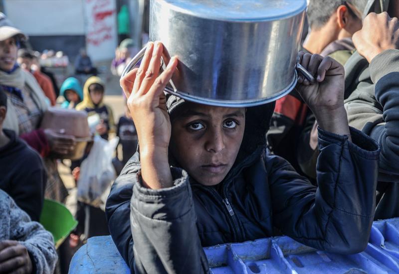 FOTO|Glad i očaj u Khan Younisu: Palestinci u redovima za obrok spasa