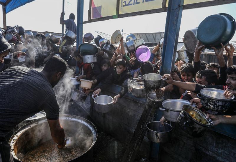 FOTO|Glad i očaj u Khan Younisu: Palestinci u redovima za obrok spasa