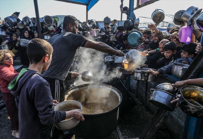 FOTO|Glad i očaj u Khan Younisu: Palestinci u redovima za obrok spasa