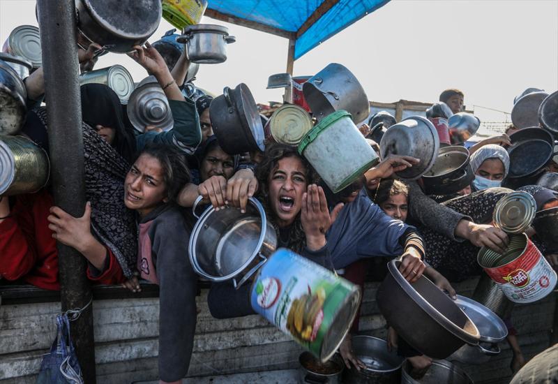 FOTO|Glad i očaj u Khan Younisu: Palestinci u redovima za obrok spasa