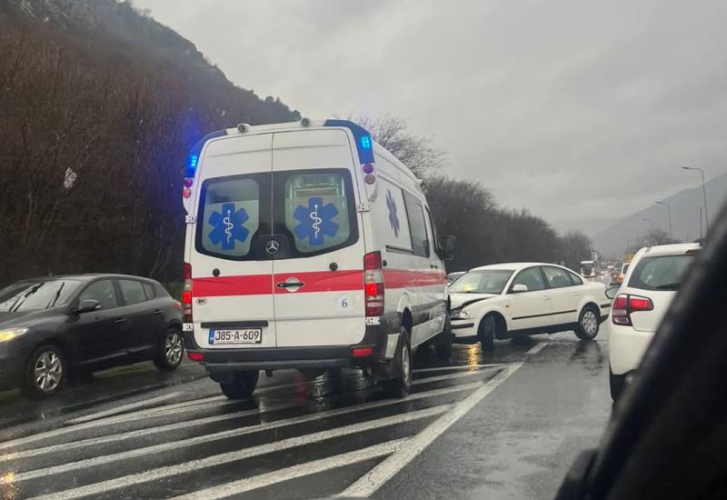 Mostar: Sudar hitne i automobila