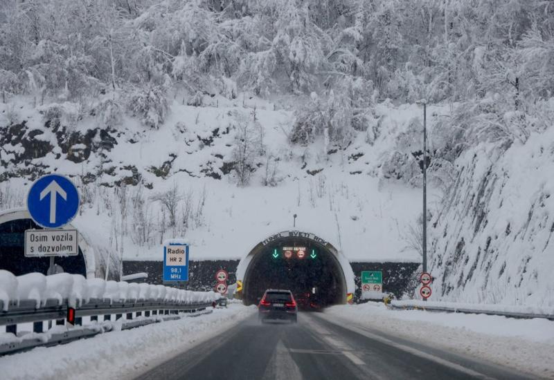 VIDEO | Lančani sudar na autoputu prema Dubrovniku: Autobus i automobili uništeni