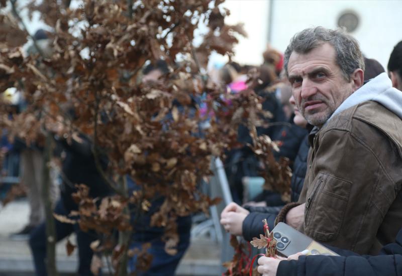 Paljenje badnjaka u pravoslavnim hramovima - FOTO| Sarajevo i Beograd slave Badnji dan: Pravoslavni vjernici najavljuju Božić