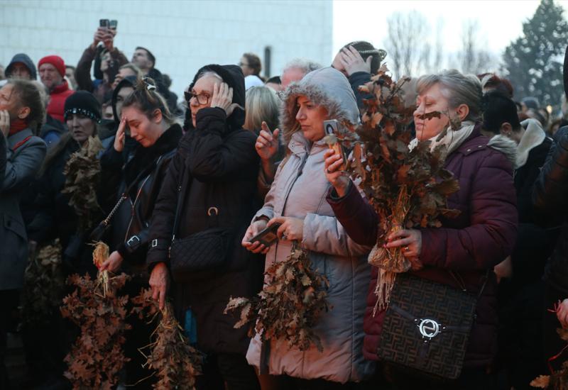 Paljenje badnjaka u pravoslavnim hramovima - FOTO| Sarajevo i Beograd slave Badnji dan: Pravoslavni vjernici najavljuju Božić