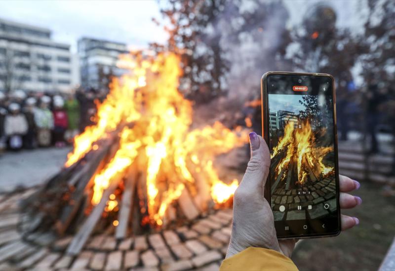 FOTO| Sarajevo i Beograd slave Badnji dan: Pravoslavni vjernici najavljuju Božić