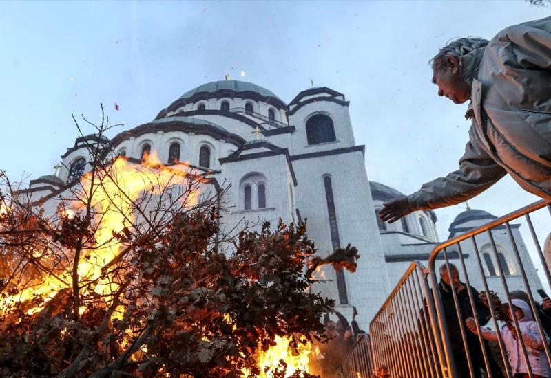 Paljenje badnjaka u pravoslavnim hramovima - FOTO| Sarajevo i Beograd slave Badnji dan: Pravoslavni vjernici najavljuju Božić