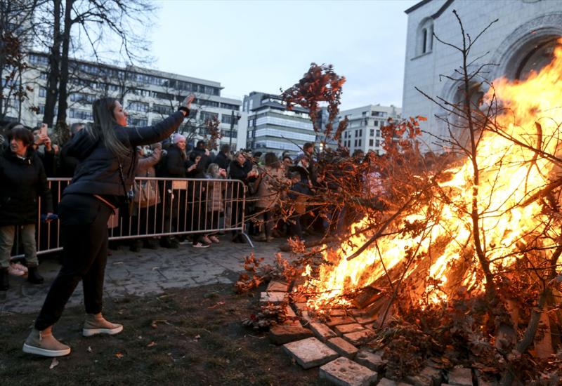 FOTO| Sarajevo i Beograd slave Badnji dan: Pravoslavni vjernici najavljuju Božić