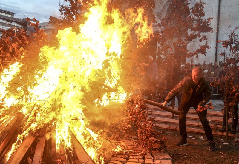 FOTO| Sarajevo i Beograd slave Badnji dan: Pravoslavni vjernici najavljuju Božić