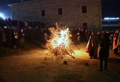 FOTO: Pravoslavni vjernici u Mostaru paljenjem badnjaka najavili dolazak Božića