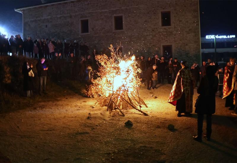 FOTO: Pravoslavni vjernici u Mostaru paljenjem badnjaka najavili dolazak Božića