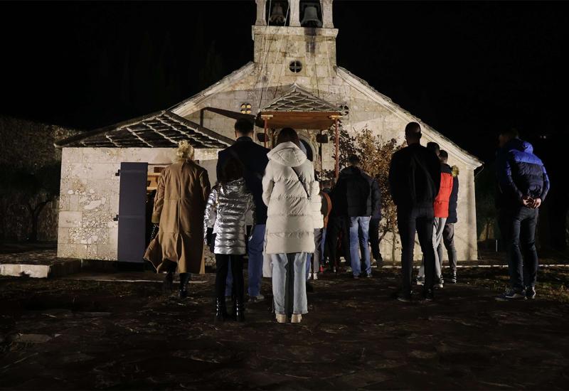 FOTO: Pravoslavni vjernici u Mostaru paljenjem badnjaka najavili dolazak Božića