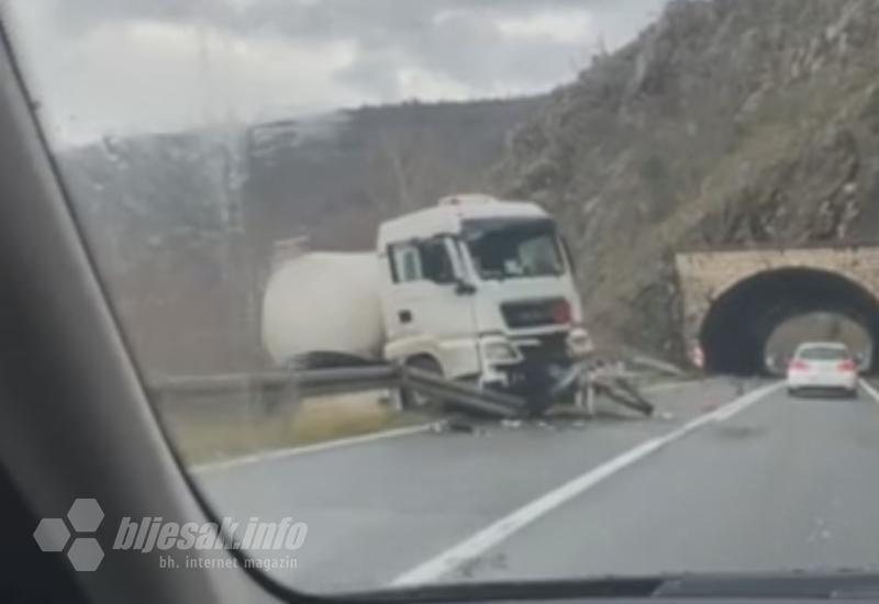 VIDEO: U Čapljini cisterna sletjela s ceste i probila bankinu