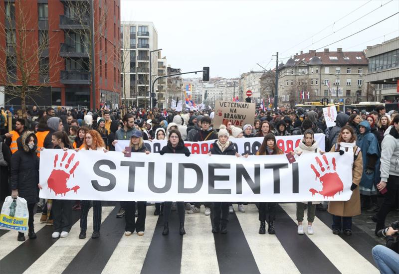 FOTO| Studenti blokirali Mostarsku petlju: Zahtijevaju pravdu za svoje kolege