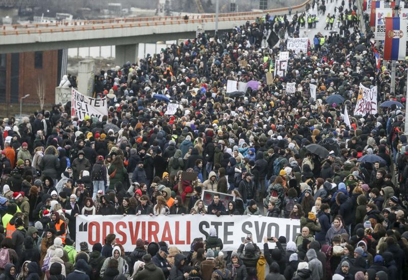 FOTO| Studenti blokirali Mostarsku petlju: Zahtijevaju pravdu za svoje kolege