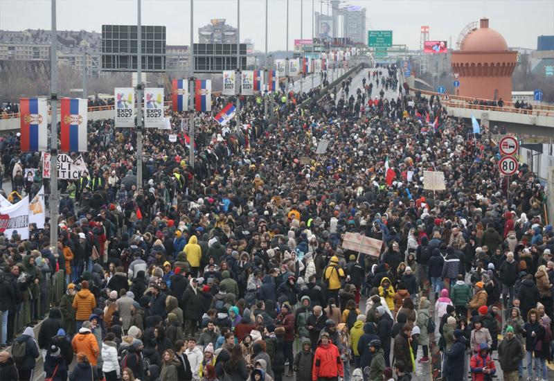 FOTO| Studenti blokirali Mostarsku petlju: Zahtijevaju pravdu za svoje kolege