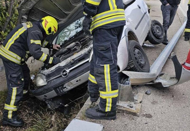 FOTO Prometna nesreća u Pologu: Auto završilo u kanalu, vozač u bolnici