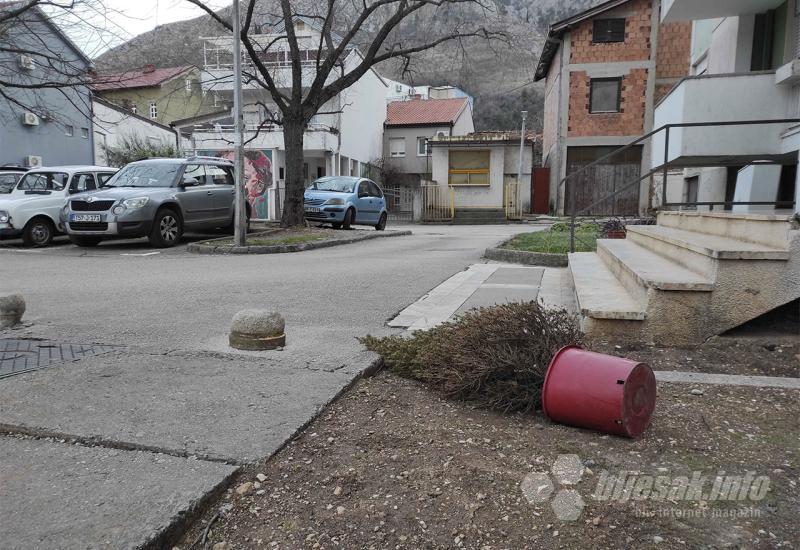 FOTO Snažan vjetar u Hercegovini stvara probleme, pogledajte što smo zabilježili u Mostaru