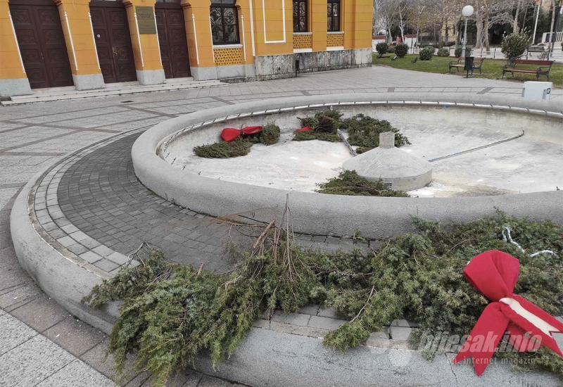 Vjetar napravio probleme po gradu - FOTO Snažan vjetar u Hercegovini stvara probleme, pogledajte što smo zabilježili u Mostaru