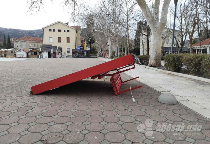 Vjetar napravio probleme po gradu - FOTO Snažan vjetar u Hercegovini stvara probleme, pogledajte što smo zabilježili u Mostaru