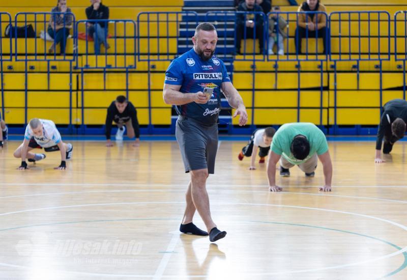 Seminar borilačkih vještina u Mostaru - FOTO: Miran Fabijan izazvao pomamu u Mostaru: 150 ljudi radi u humanitarne svrhe!