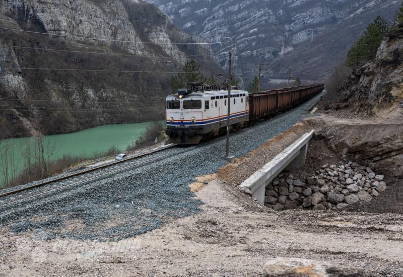 Ponovno uspostavljen željeznički promet na relaciji Sarajevo - Čapljina - Ploče - U 14:30 vlak konačno prošao kroz Komadinovo vrelo i povezao Čapljinu i Sarajevo