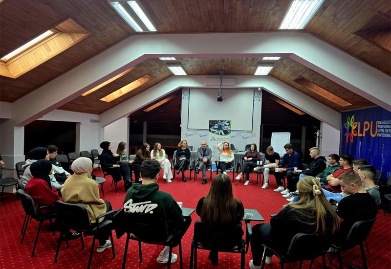 Prvi susret alumnista projekta Škola mira u Sarajevu - Škola mira 2025: Pogledajte što su mladi lideri poručili o budućnosti BiH!