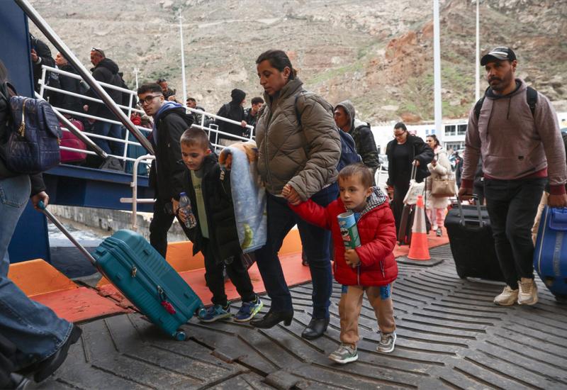 FOTO | Tisuće ljudi bježe sa Santorinija zbog neprekidnih potresa