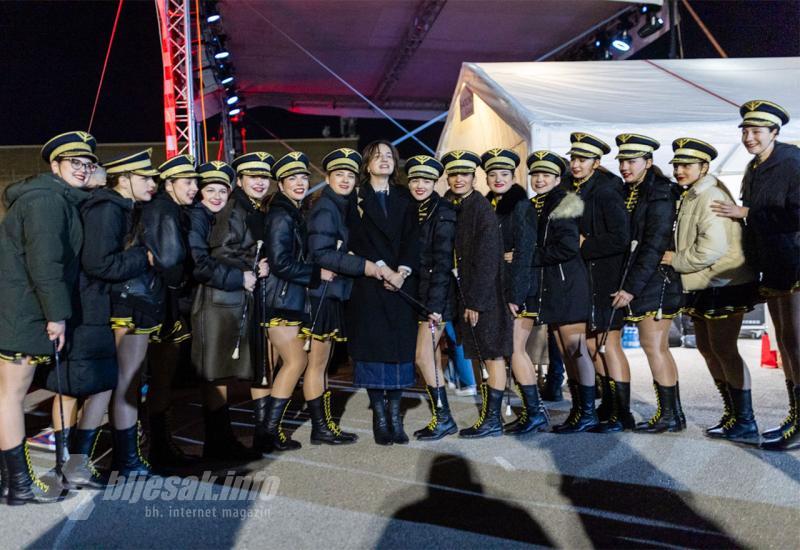 Doček srebrnih rukometaša u Mostaru - FOTO | Navijači se okupljaju u Mostaru, čekaju se igrači