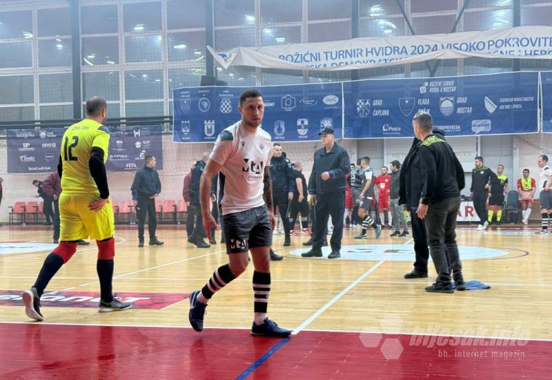 Neredi prekinuli mostarski futsal derbi na 15 minuta  - VIDEO | Neredi prekinuli mostarski futsal derbi na 15 minuta 