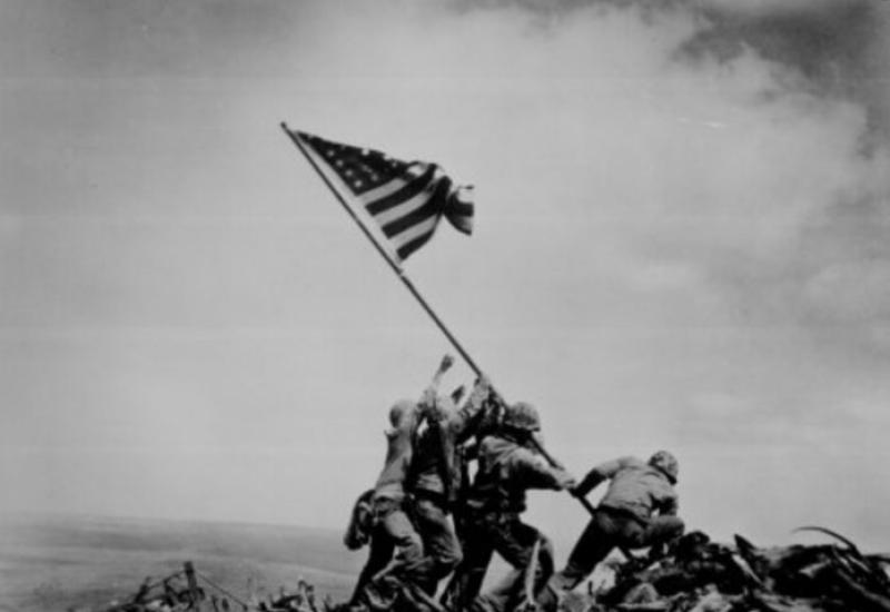 Iwo Jima - podizanje američke zastave na najviši vrh otoka Suribachi - Prije 80 godina započeo je krvavi boj za Iwo Jimu