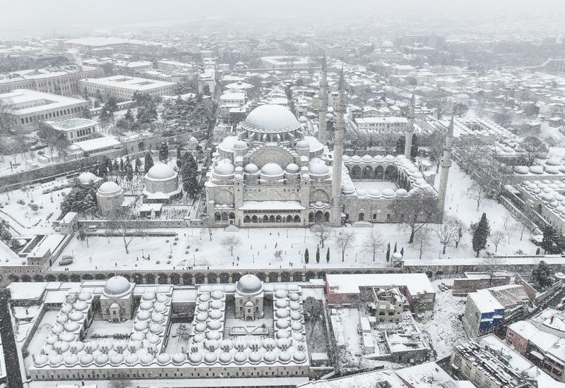 Zimska bajka u Istanbulu: Snježne pahulje prekrile kultne znamenitosti - Snježni prekrivač u Istanbulu: Zimska idila na dva kontinenta