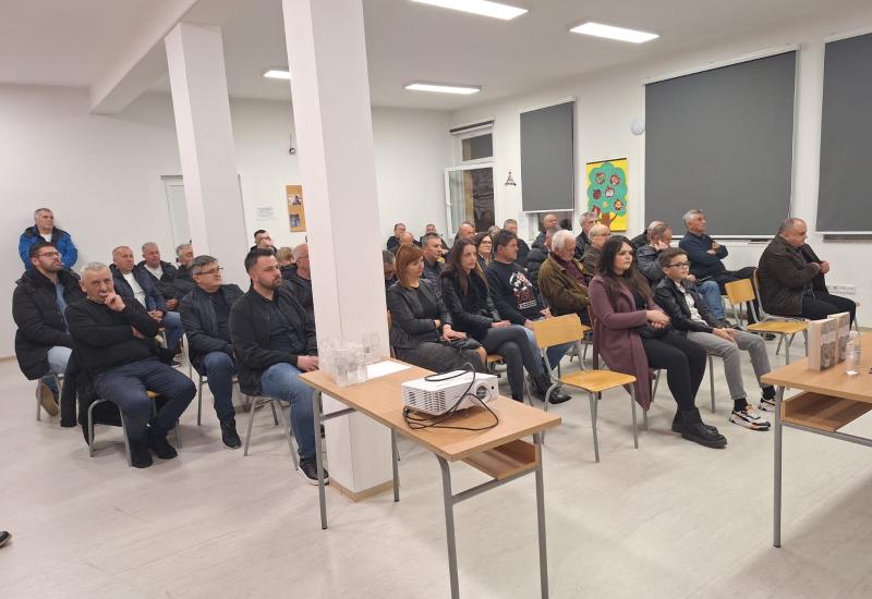 Posjetitelji predstavljanja romana Anite Martinac -  U Grudama predstavljen roman Kreni! Anite Martinac 