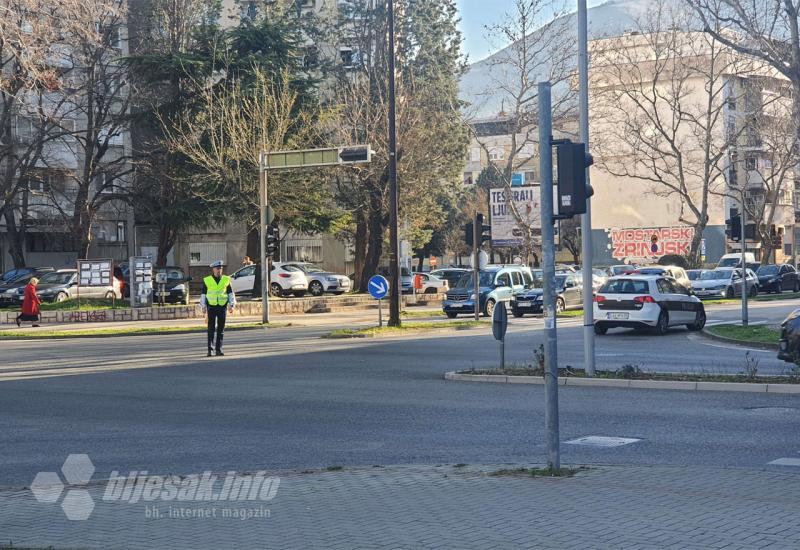 Prometna policija na raskrsnici kod Mostarke - Mostar: Nakon majstora za semafor raskrsnica kod Mostarke dobila prometne policajce