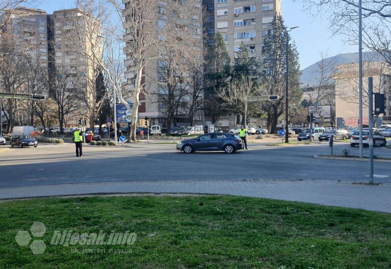 Prometna policija na raskrsnici kod Mostarke - Mostar: Nakon majstora za semafor raskrsnica kod Mostarke dobila prometne policajce