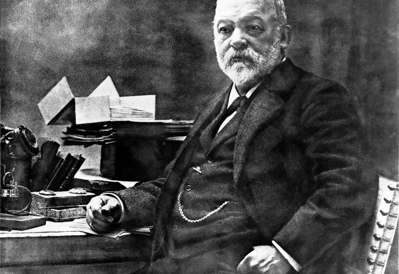 Gottlieb Daimler (Schorndorf, 17. ožujka 1834. – Cannstatt 6. ožujka 1900.)  - Gottlieb Daimler, slavni njemački konstruktor, pionir automobila