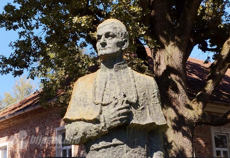 Nadbiskup dr. Josip Juraj Posilović - Ivanić Grad: Na kotlovinu kod Kezelea, na jagode kod Broza