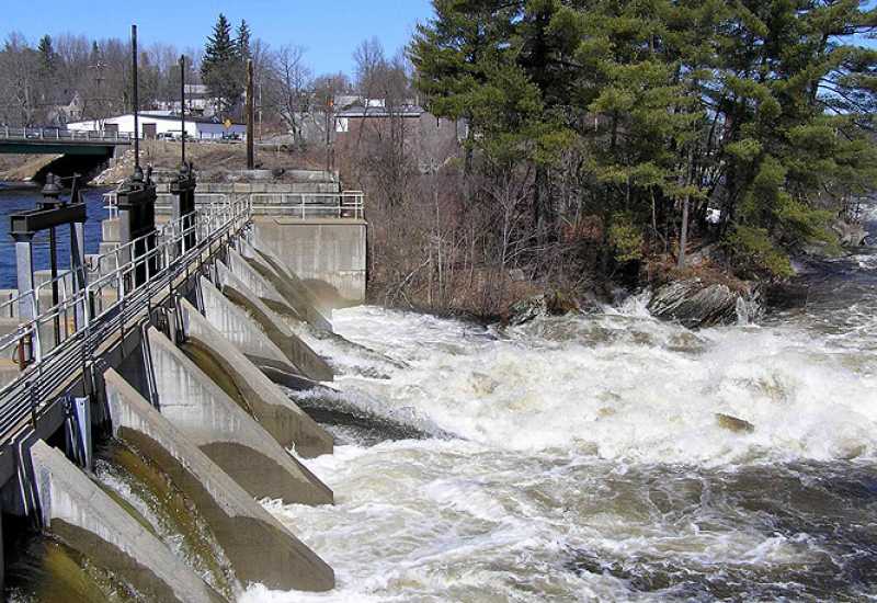 Žena pala u kanal hidroelektrane, spasila je četiri mladića