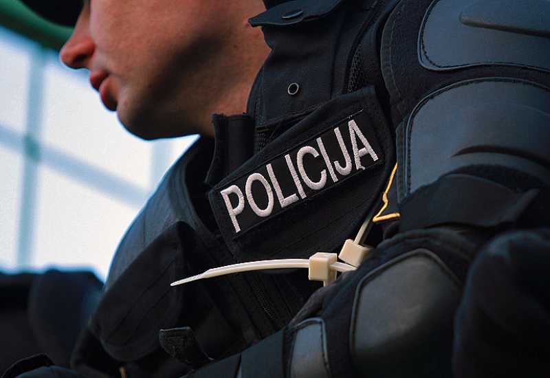 Trojac se "igrao" policajaca: Tražili dokumente i pretresli automobil 